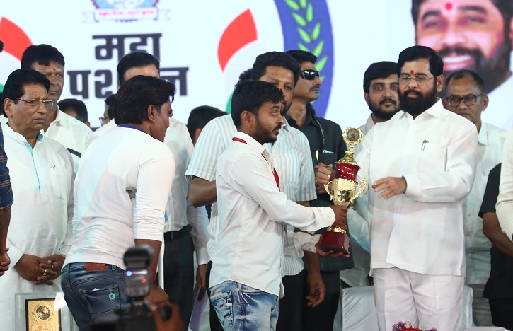Award being received for Best Heifer from Shri. Eknath Shinde, Hon. CM of Maharashtra